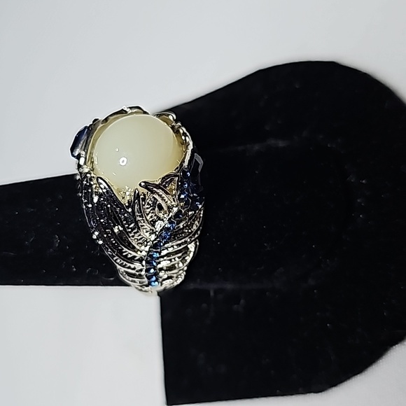 White Lucite Blue Rhinestone Statement Ring Silver Tone Setting Size 9 - Picture 4 of 12